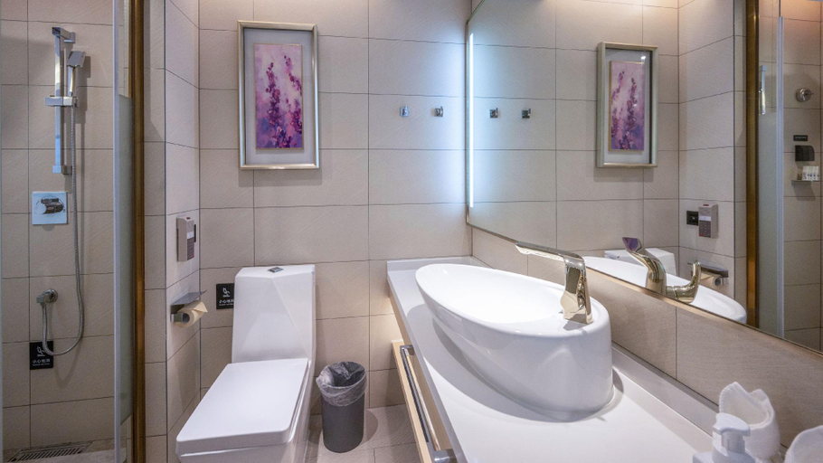 Bathroom, Lavande Hotel Jiaozuo Wanfangqiao, Jiaozuo