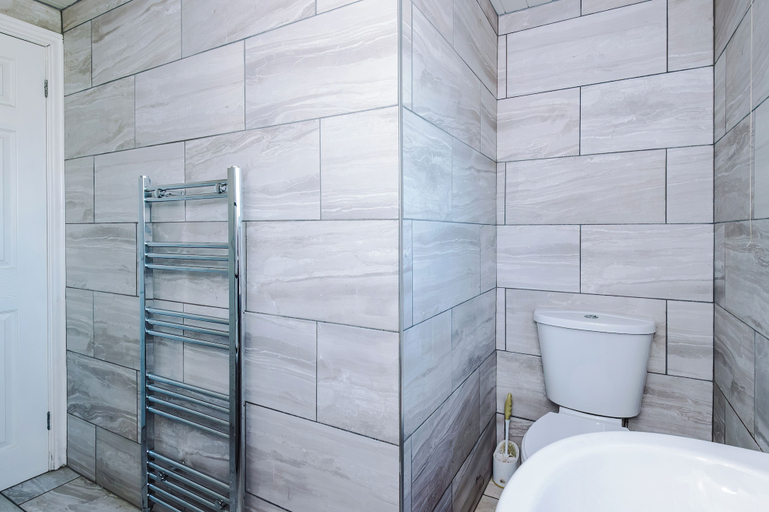 Bathroom 3, 2 Bed House Rochdale Free Parking, Rochdale