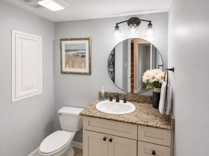 Bathroom 2, Oasis on Desoto, Jackson