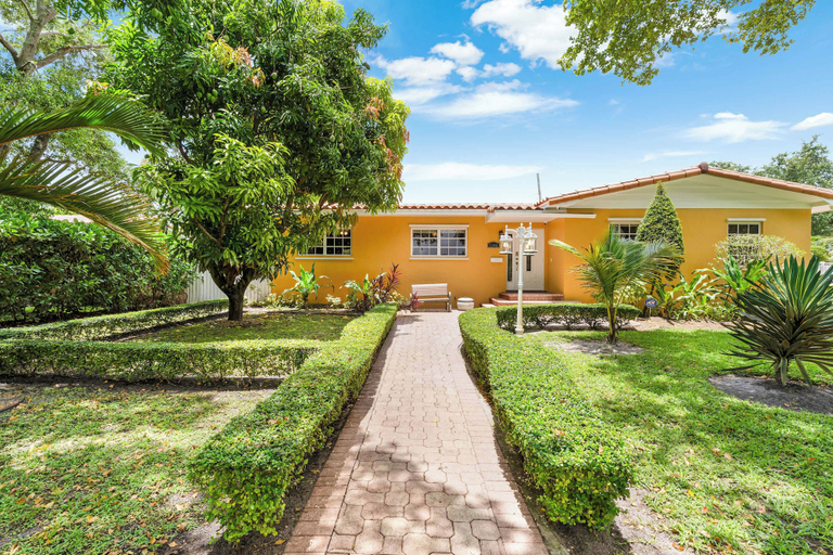 Interior 4, Cozy Retreat- Miami Springs Gem, Pool & Grill, Miami-Dade