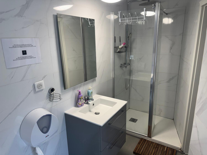 Bathroom 2, La Petite Auberge de Strasbourg, Bas-Rhin