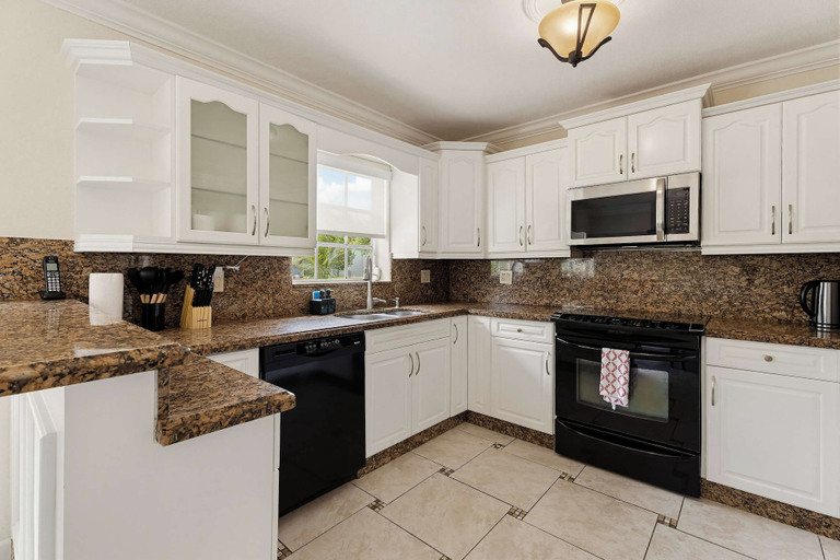 Interior 5, Cozy Retreat- Miami Springs Gem, Pool & Grill, Miami-Dade