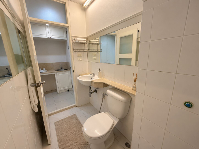 Bathroom 4, Sukhum MRT Sutthisan, Huai Kwang