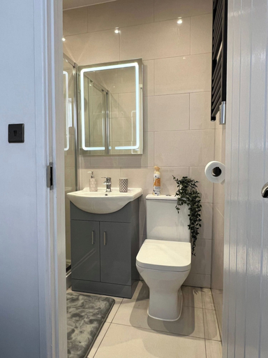 Bathroom 3, House Sleeps 13 - Free Parking & Garden, Sandwell