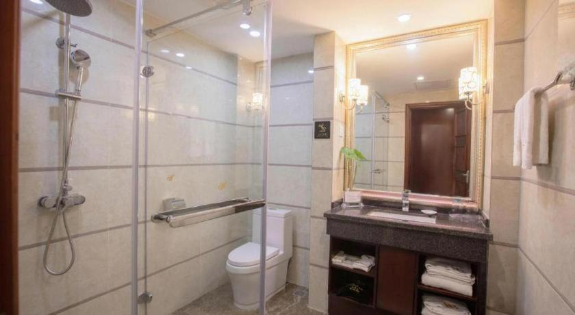 Bathroom 4, IU Hotel Zhanjiang Haibin Park Seaview Corridor, Zhanjiang