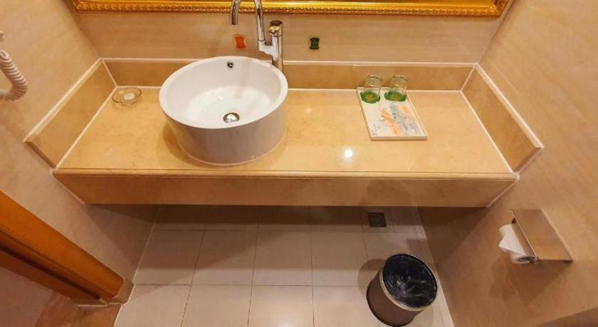 Bathroom 3, Vienna Hotel Guangxi Yulin Rong County Guinan Road, Yulin