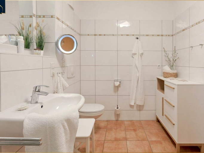 Bathroom 2, Apartment Building Linquenda 09, Vorpommern-Greifswald