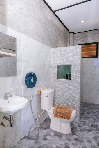 Bathroom 2, Saiwaree Farmstay, Bo Klue