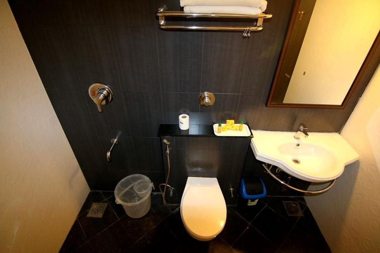 Bathroom 4, Nachiapparesidency, Chennai