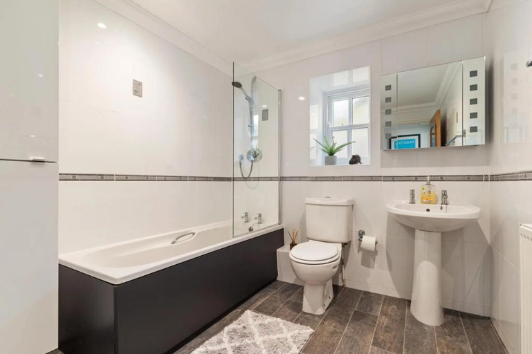 Bathroom 3, 3 South Beach Court - Cosy Seafront Apartment, Pembrokeshire
