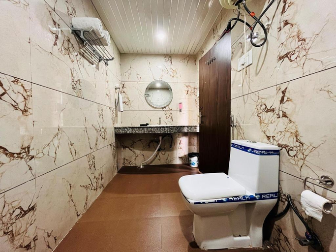 Bathroom 3, Anupam Resort By DLS Hotels, Kangra