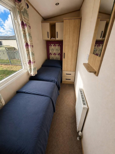 Room 3, Sleeps 8 With Parking and Balcony, Lincolnshire