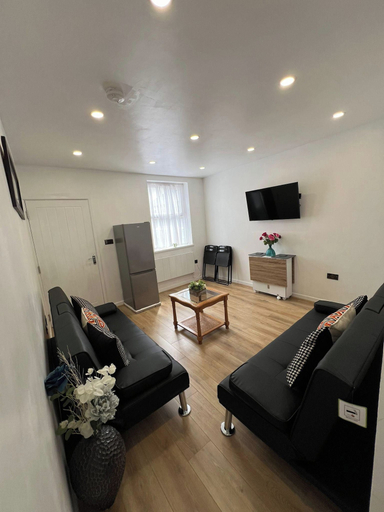 Living area, House Sleeps 13 - Free Parking & Garden, Sandwell
