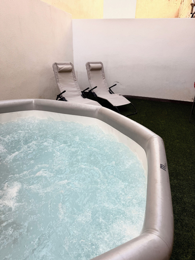 Outdoor spa tub, Stylish 2BR APT w/ Hot Tub - Sliema