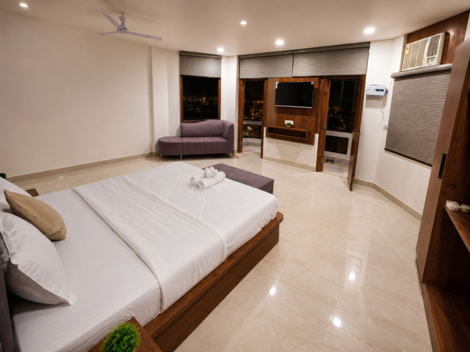 Room 5, ZenithSuites - Vrindavan, Mathura