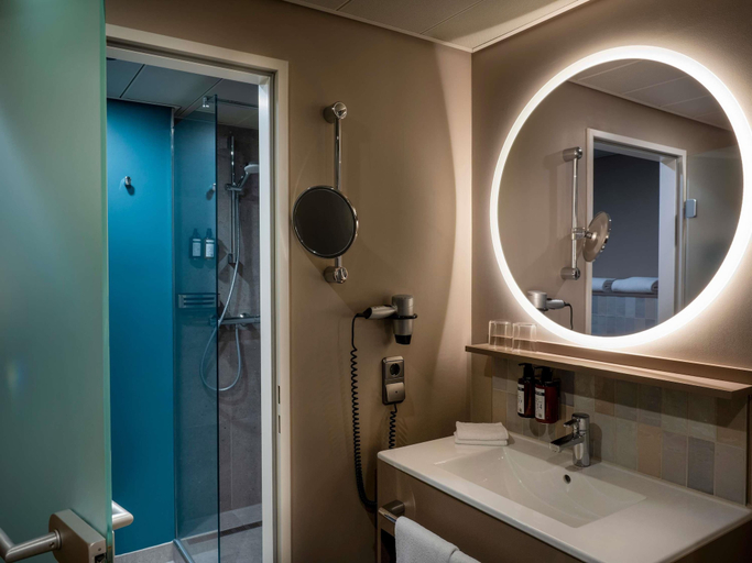 Bathroom 5, Mövenpick Muenchen Airport, Freising