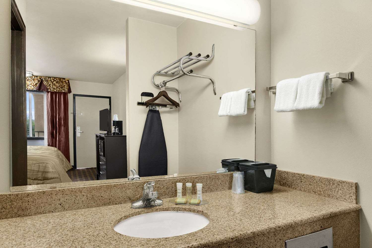 Bathroom, Super 8 by Wyndham Fort Worth TX, Fort Worth