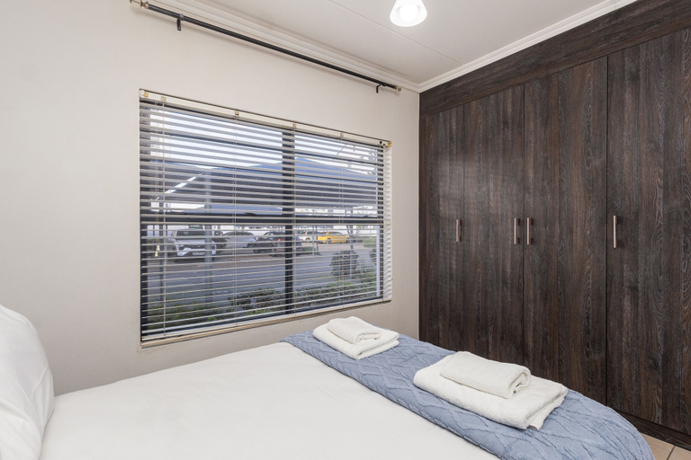 Room 4, Spacious 3BR Garden Pool Gym Parking by Ctha, City of Cape Town