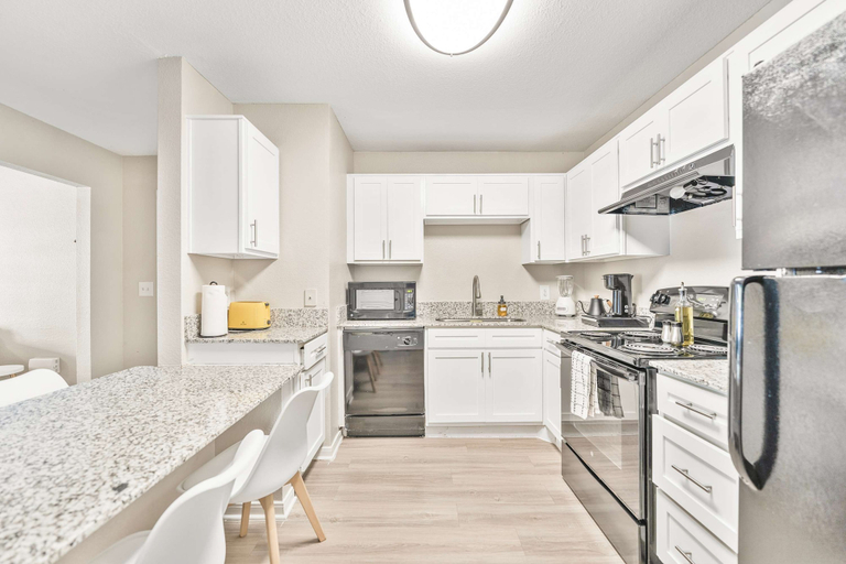Room 2, Quaint 2BR King Suite w Gym Close to DT, Travis