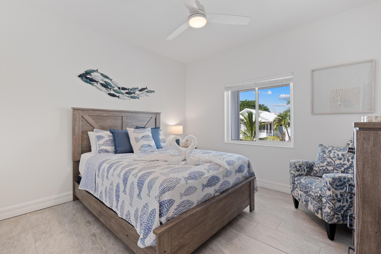 Room 2, Pearl Street Retreat, Lee