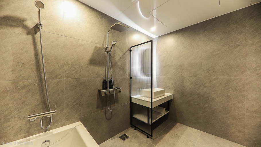 Bathroom 2, Hotel RIL, Gwangsan