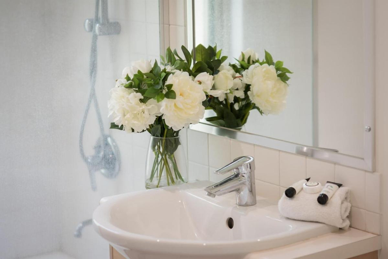 Bathroom 2, Phil's Place on Airlie - Ocean Views, Whitsunday