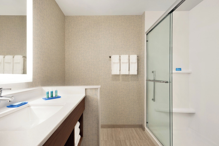 Bathroom 3, Holiday Inn Express & Suites-Cincinnati South - Wilder by IHG, Campbell