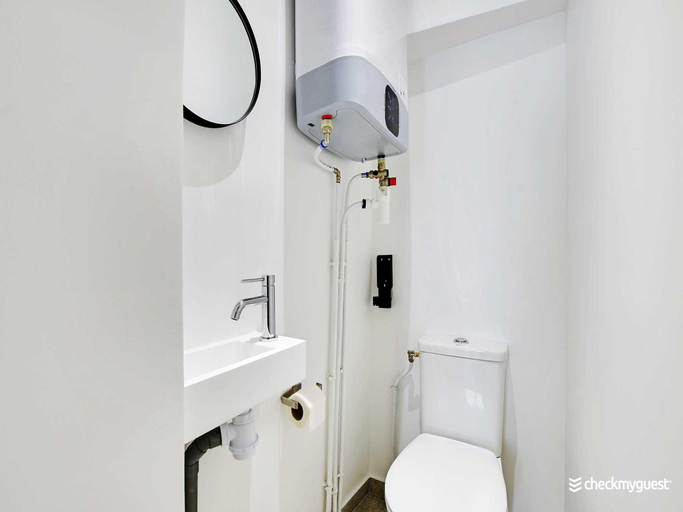 Bathroom, Elegant apartment - 1BR/4P - Les Batignolles, Paris