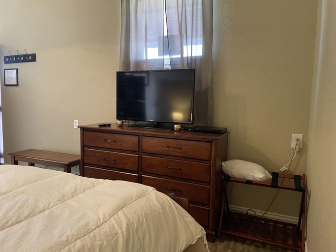 Bedroom 2, Llama-stay at Spooky Tooth Ranch – Mtn Views!!, Larimer
