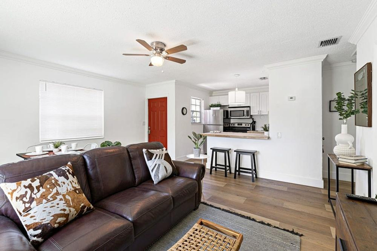 Exterior view 4, Bright and Spacious 2 BR Apartment, Broward