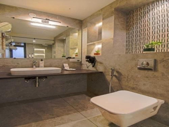 Bathroom 2, Suite Hotel Urban Oasis, Pune