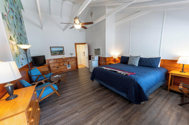 Bedroom 2, Yardarm Motel, Waldo