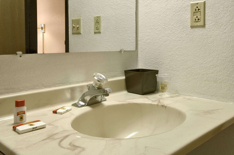 Bathroom, Super 8 by Wyndham Butler, Butler