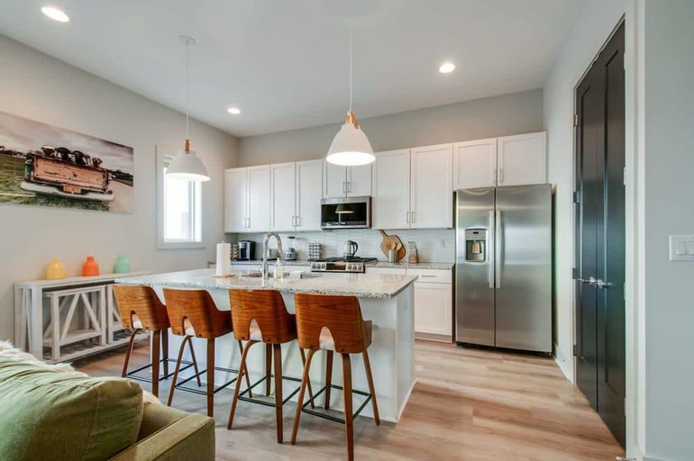 Others 2, East Nash Lux - 13 Beds & City Views, Davidson
