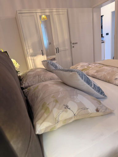 Room 4, Luxury Blue Sky, Vir
