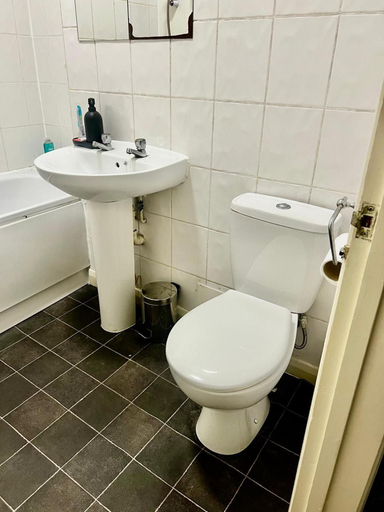 Bathroom 3, Apartment Sleeps 4 Near Station, London