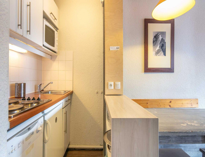 Private kitchen 2, Alpine 1-bed Apartment in Tignes, Savoie