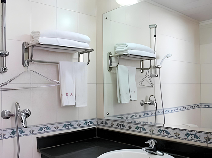 Bathroom 3, Beijing Dongfang Wenyuan Hotel, Beijing