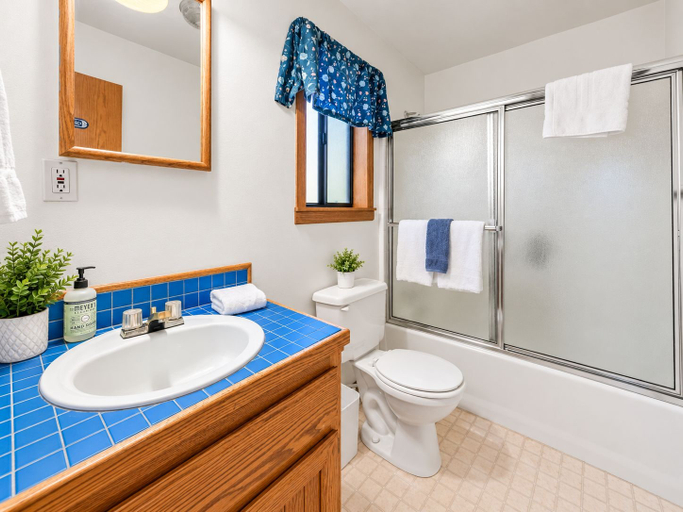 Bathroom 3, Silver Rays, San Bernardino