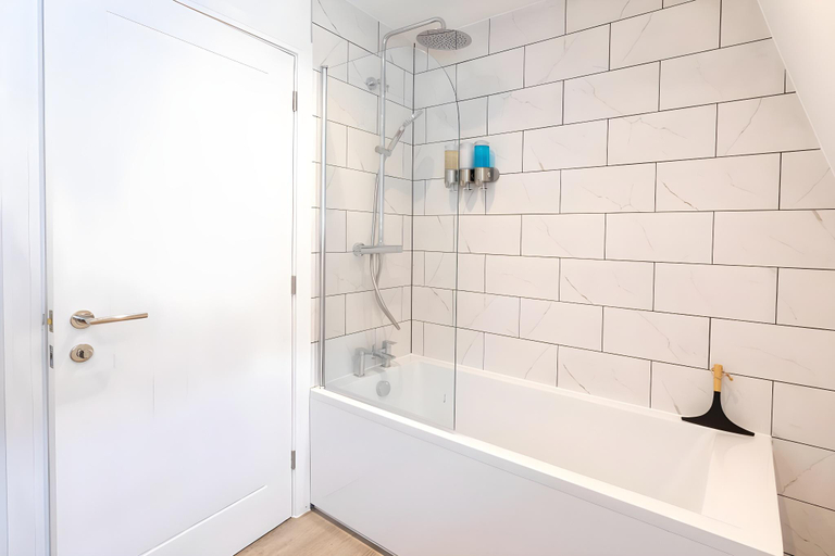 Bathroom 2, Dawson House, Southampton