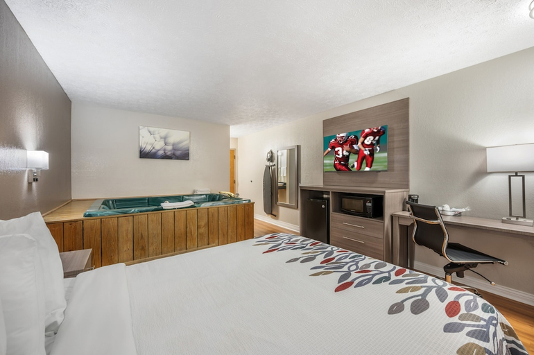 Bedroom 3, Red Roof Inn Greencastle South – Cloverdale, Putnam