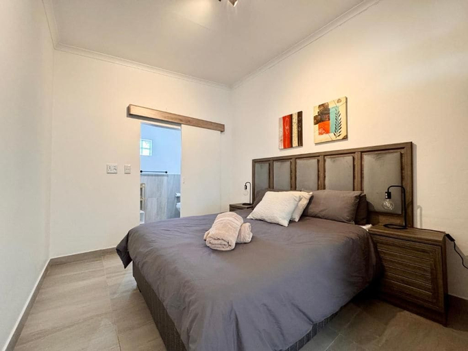 Room 3, House Sworyx, Walvisbay Urban