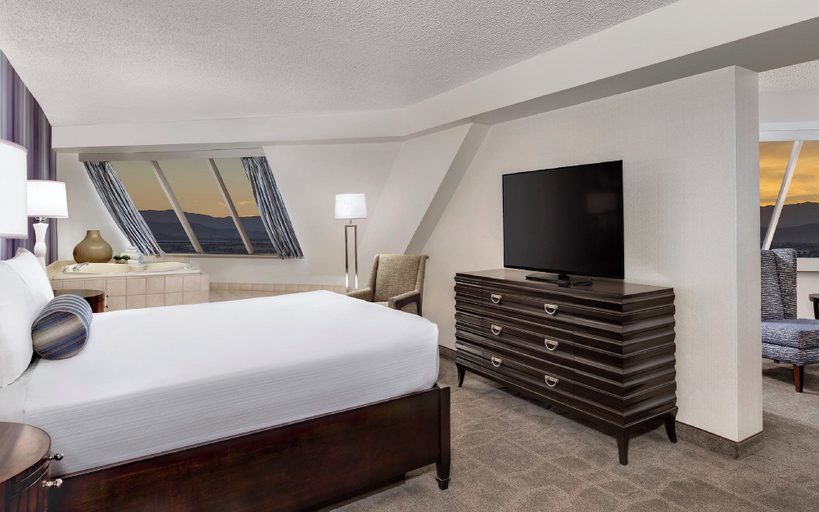 Bedroom 4, Luxor Hotel and Casino, Clark
