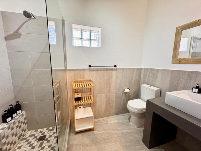 Bathroom 5, House Sworyx, Walvisbay Urban