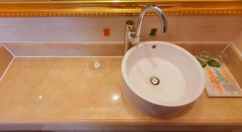 Bathroom 3, Vienna Hotel Guangxi Yulin Rong County Guinan Road, Yulin