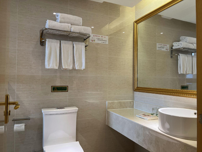 Bathroom 3, Vienna Hotel Guangxi Lingshan Liufengshan Pedestrian Street, Qinzhou