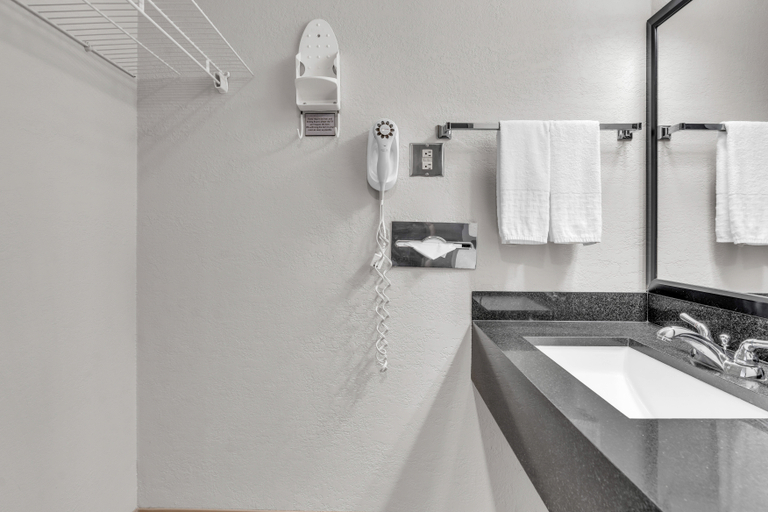 Bathroom 4, Seven Oaks Hotel Regina, Division No. 6