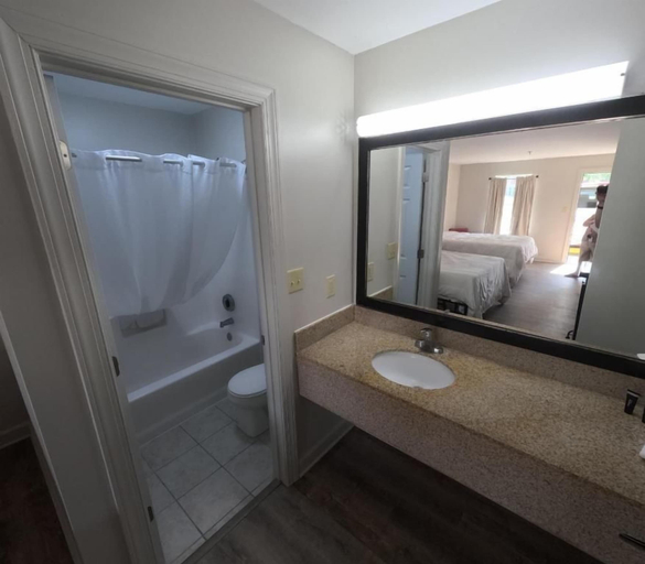 Bathroom 5, Glennville Inn LLC, Tattnall