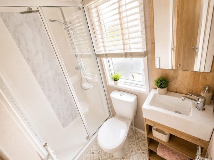 Bathroom, Cala Gran 3-bed Caravan, Sleeps 8 w/ Wrap Decking, Lancashire