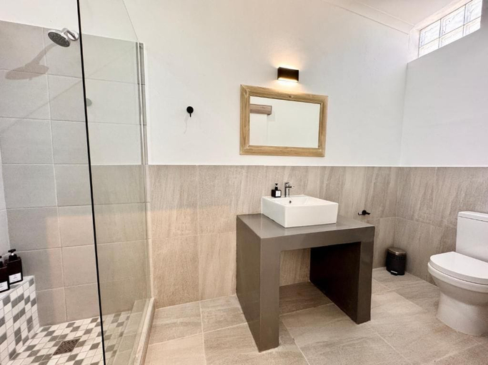 Bathroom 4, House Sworyx, Walvisbay Urban